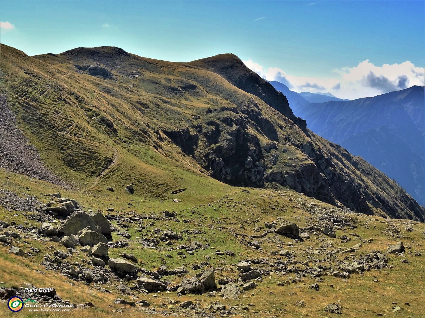 30 Vista sui magri pascoli e i roccioni della Baita Alta e verso il Monte Avaro.JPG